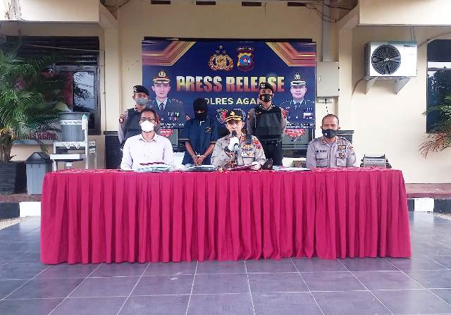 Kapolres Agam, AKBP Dwi Nur Setiawan berikan keterangan penangkapan oknum ASN terduga pelaku pencabulan